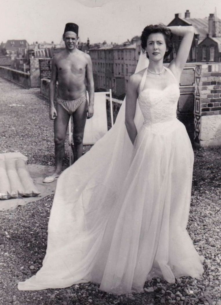 1954, op het dak van hun woning in de Amsterdamse Valckenierstraat. Jetty Paerl poseert in revuejurk, Bantzinger in onderbroek met fez. Beeld Familiearchief