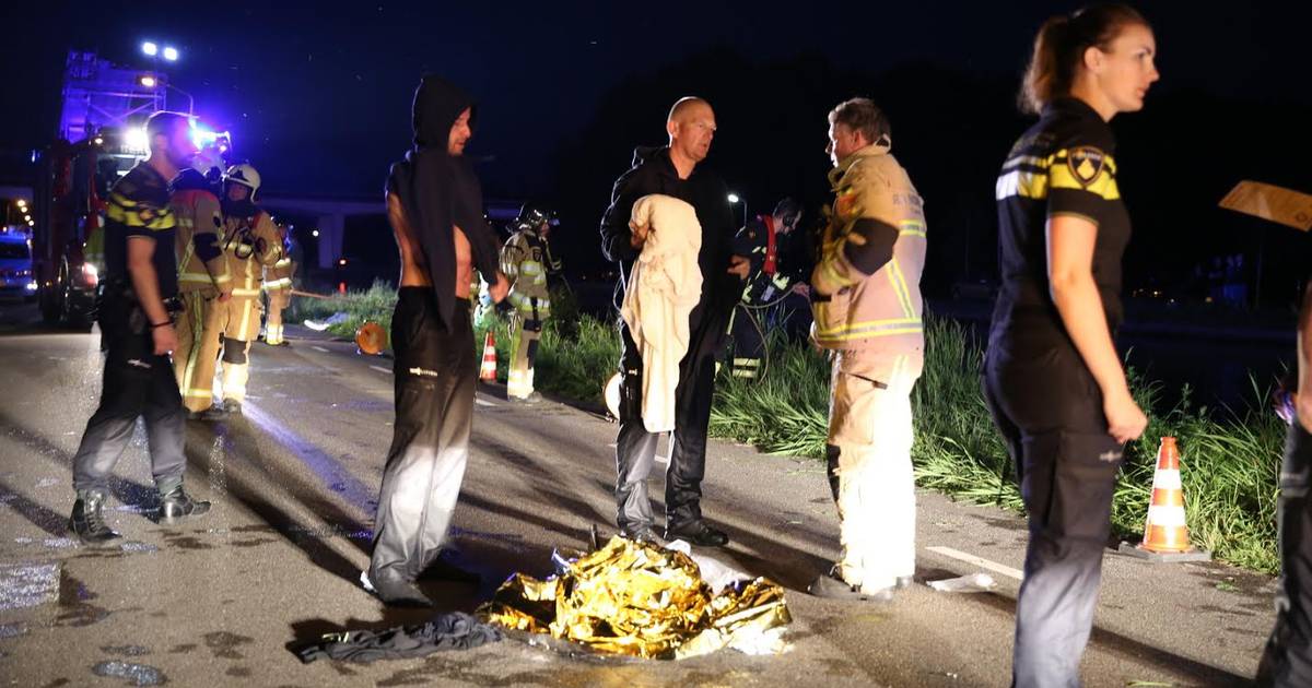 Auto raakt te water na aanrijding bij Beerzerveld.