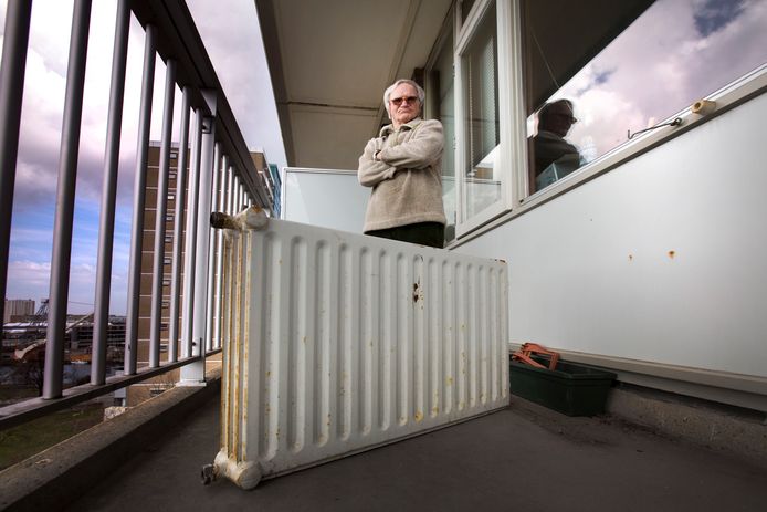 Bewoner Albert Roelofs (79) is zo boos dat hij de radiator heeft verwijdert.