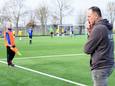 Peter van der Cingel, interim-trainer van SKNWK, tijdens het belangrijke duel van zijn ploeg (zwart-blauw) met concurrent Tholense Boys.