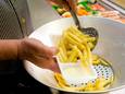 Als het aan nieuwe Europese regels ligt, gaan plastic frietbakjes in de ban.