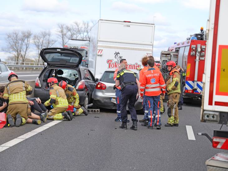 Een rijstrook afgesloten op A59 bij Waalwijk vanwege ongeluk: minstens een uur vertraging