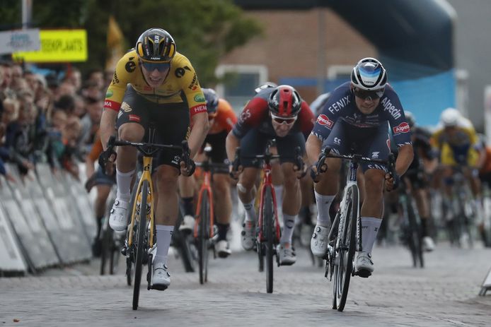 Olav Kooij (links) spurt naar de overwinning in Kapelle voor Jakub Mareczko (rechts) en Elia Viviani (midden). Op de achtergrond wordt Bram Welten (in het oranje) zesde.