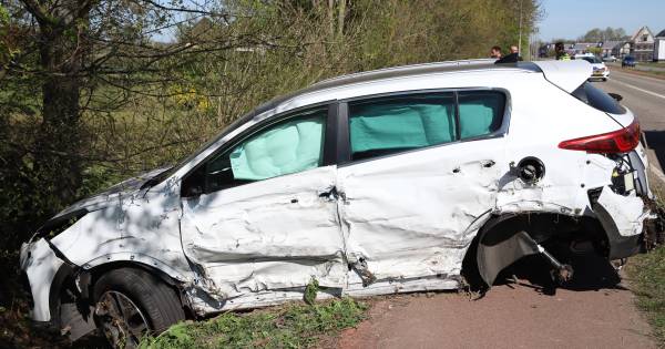 Autos belanden in sloot na botsing, kinderen krijgen troostbeer van hulpdiensten.
