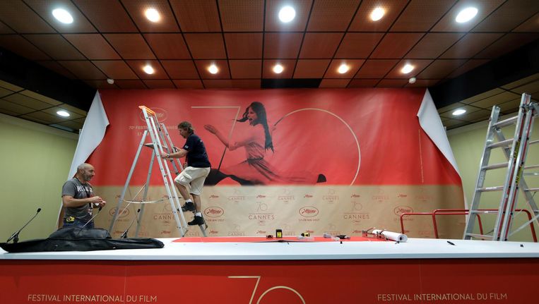 De officiële poster van het festival, met Claudia Cardinale, wordt opgehangen in Cannes Beeld Eric Gaillard/Reuters