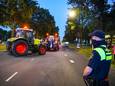 Tweehonderd boeren trokken woensdagavond door Apeldoorn, Beekbergen en Lieren ondanks de noodverordening. De Mobiele eenheid voorkwam dat boeren de stad binnen reden.