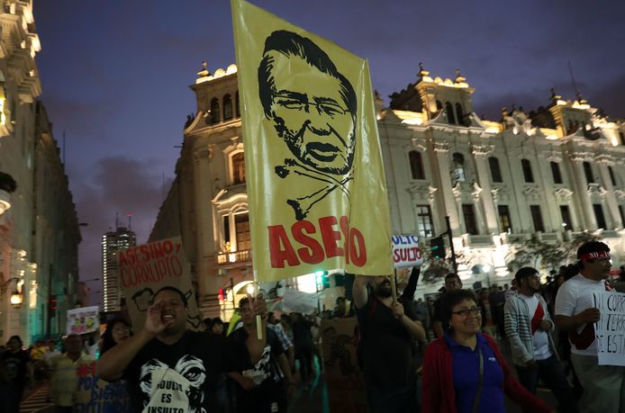 Duizenden mensen protesteren tegen de gratieverlening aan oud-president Fujimori.