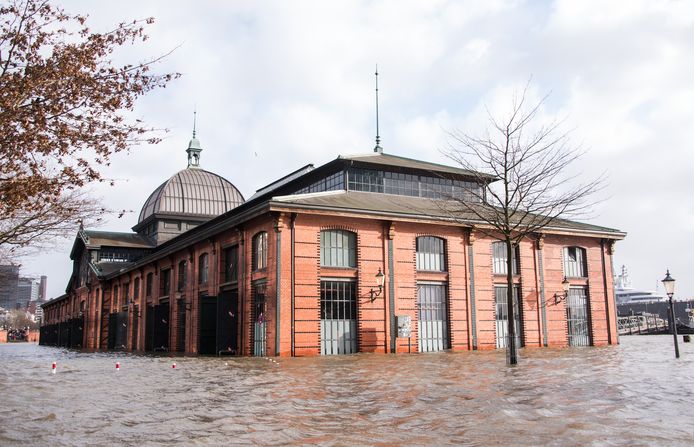 Door storm Nadia is de Duitse stad Hamburg in de nacht van zaterdag op zondag getroffen door een stormvloed.