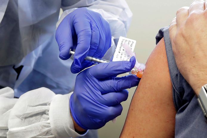 Een proefpersoon krijgt een vaccin toegediend tijdens de eerste fase van het onderzoek van Moderna.