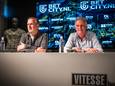 John van den Brom (links) en Edwin Reijntjes bij de persconferentie van woensdag. De coach zal de nieuwe selectie moeten samenstellen.