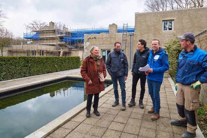 Vlnr Liesbeth de Jong, dochter van de architect Jan de Jong, Bart Derks en Rens van Hal van bouwbedrijf Van Dinther, Stephan Ligtvoet van Hendrik de Keijzer en Leroy van de Watervliet van Van Dinther .