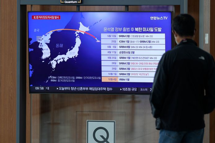 Een nieuwsbericht op tv in een station in Seoul toont hoe de raket over Japan vloog.