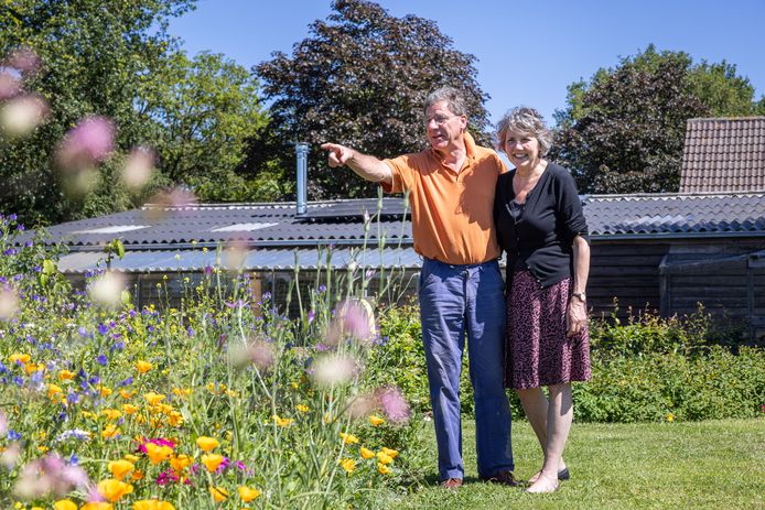 Marc Goossens, hier samen met  Marie José Von Geusau, kan enthousiast vertellen over het bijhouden van een mooie tuin. Hij neemt dan ook deel aan de open tuindagen.