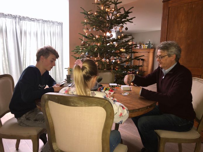 Burgemeester Lucas Bolsius van Amersfoort speelt in zijn woonkamer een spelletje met twee van zijn vier kinderen.