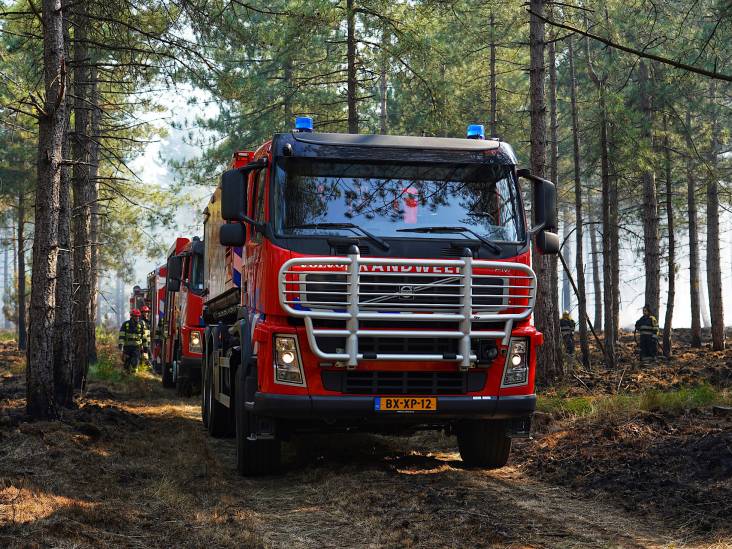Brandweer rukt groots uit voor heidebrand in Oirschot, vuur snel onder controle