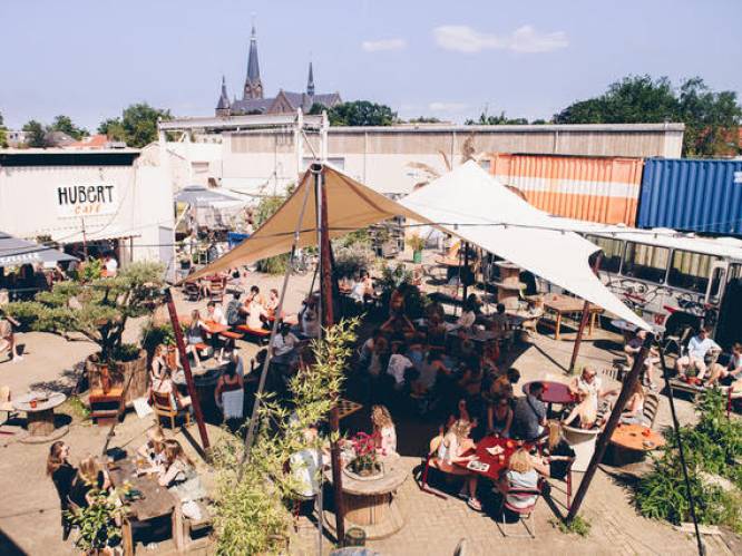 Pizza's eten en spijkerpoepen: bij dit Nijmegese terras kun je chillen op Koningsdag