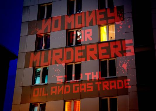 Activisten projecteren "No Money for Murderers, Stop the Oil and Gas Trade" (Geen geld voor moordenaars, stop de handel in olie en gas, red.) op het Russische consulaat in het Duitse Frankfurt.