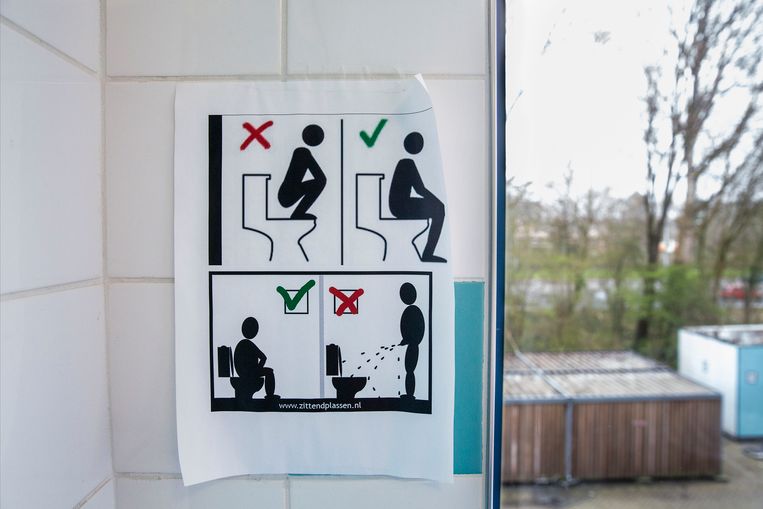 Via instructies aan de muur worden bewoners gewezen op de juiste manier van toiletteren. Beeld arie kievit