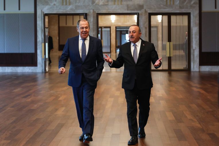 De Russische minister van buitenlandse zaken Lavrov (links) was gisteren op bezoek bij zijn Turkse ambtgenoot Mevlüt Çavusoglu.  Beeld AP