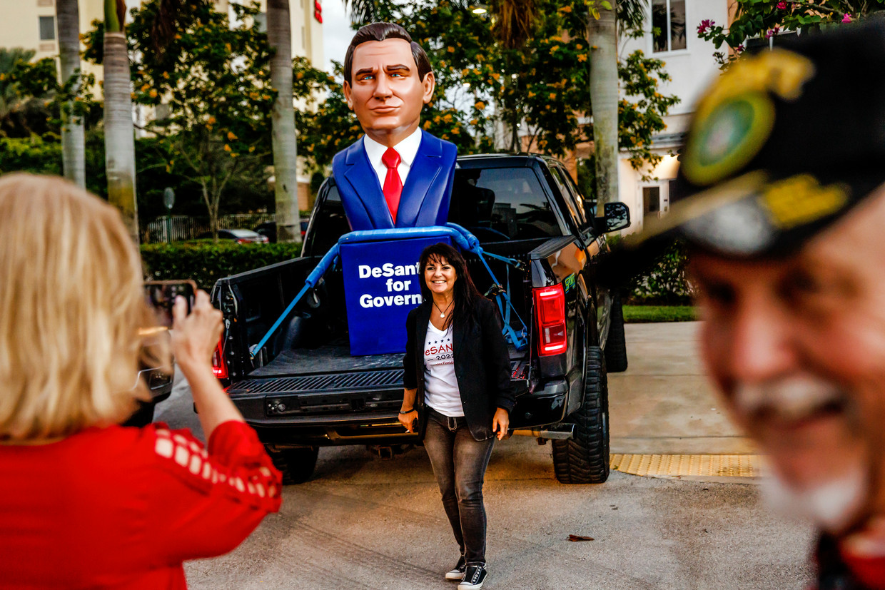 In Florida poseert een vrouw bij een campagnewagen voor Ron DeSantis. Beeld Scott McIntyre / NYT