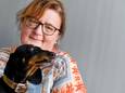 Veronique de Vries met Guus. De teckel zoekt een nieuwe baas.