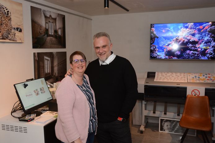 Marleen Verbruggen en Luc De Cock van fotografiezaak Malumax vrezen de impact als men in het gemeentehuis zelf pasfoto's gaat maken.