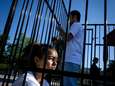 13.200 migrantenkinderen opgesloten in VS. Tieners protesteren in kooien bij VN tegen Amerikaans immigratiebeleid