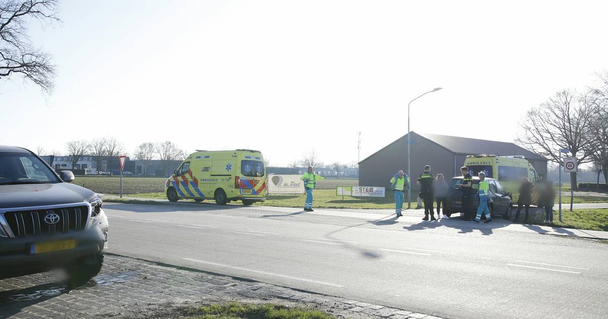 Moeder en kind raken gewond bij botsing op de Grotebaan in Landhorst.