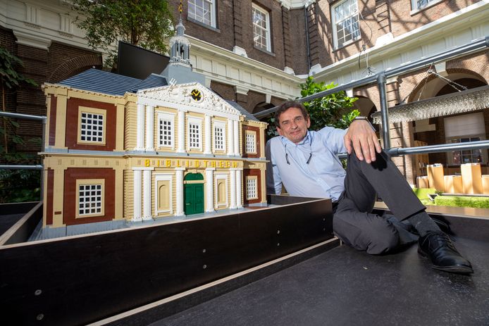 (C) Roel Dijkstra Fotografie/ foto: Marc Heeman

Schiedam, De legoversie van de Korenbeurs, waar Bibliotheek Schiedam in is gevestigd, is namelijk klaar. Dit ter ere van het 100-jarig bestaan. Directeur Theo Schilthuizen laat het graag zien.