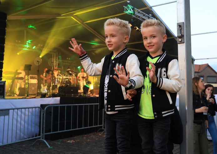Dansen op de Vestingdagen, de broertjes Tim en Kai zijn er al vroeg bij.