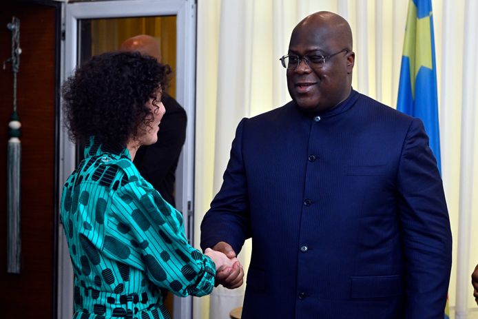 Minister van Buitenlandse Zaken Hadja Lahbib en de Congolese president Félix Tshisekedi schudden elkaar de hand in Kinshasa.