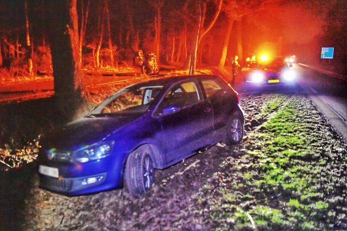 De politie heeft de bestuurder na zijn mislukte pogingen om los te komen aangehouden langs de N69 bij Valkenswaard.