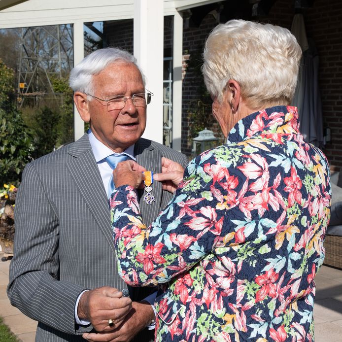 PIet Gelden krijgt in Moergestel zijn lintje opgespeld.