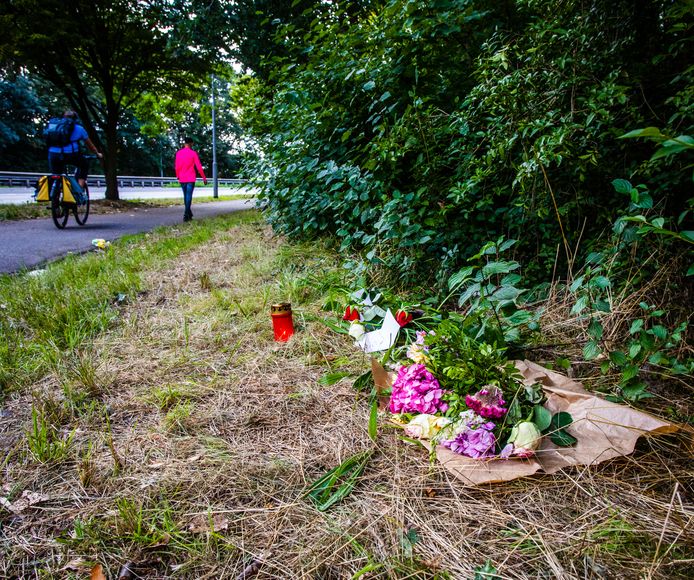 Bij de plek waar zaterdag het lichaam van de vermiste Dirk Dalebout uit Dordrecht werd gevonden, hebben vrienden en familie een klein monumentje opgericht. Zijn vrouw Jacqueline en dochter Celine hebben er ook bloemen en kaarsjes neergelegd.