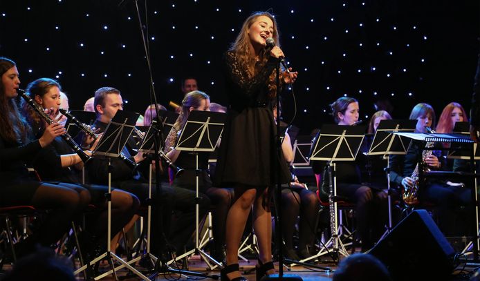 Vorige week trad Sanne Pronk nog op met de Young Ones in De Halle, volgende week is ze twee keer in een uitverkochte kerk in Biervliet.