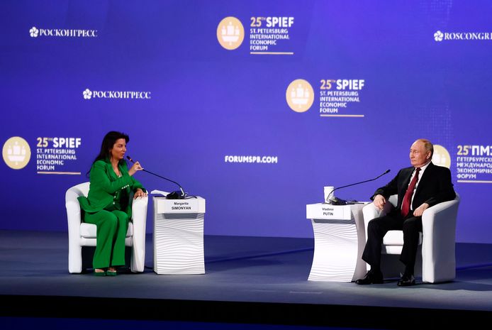 Margarita Simonyan op het St. Petersburg International Economic Forum. Naast haar president Vladimir Poetin.