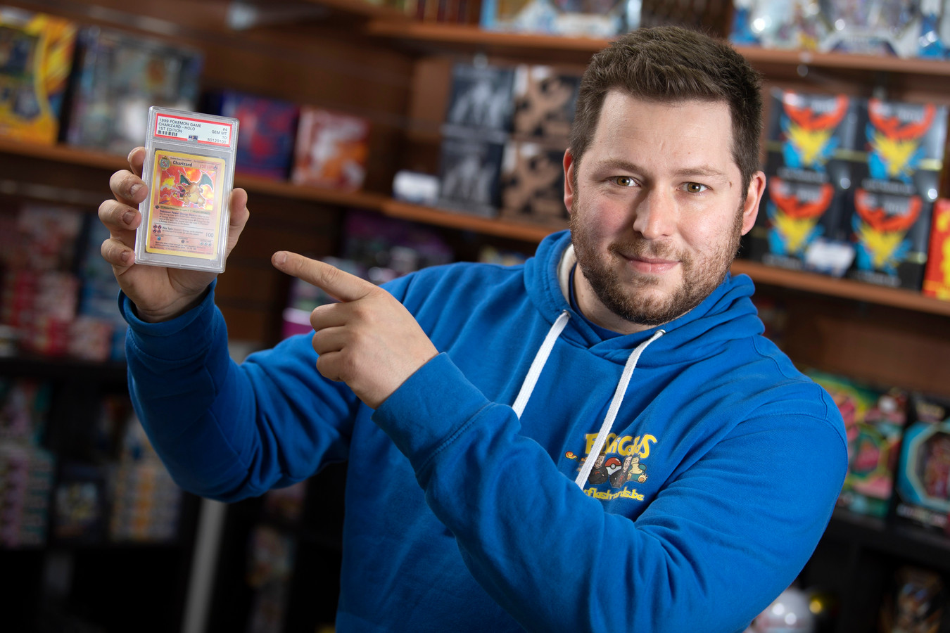 Yves Bruynen (30) en zijn shadowless Charizard, één van de meest waardevolle Pokémonkaarten ter wereld.