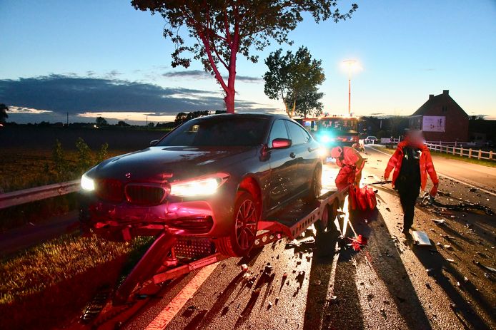 Bij het ongeval langs de Koolskampstraat in Lichtervelde werd de BMW op de trailer door de klap naar voor gekatapulteerd.