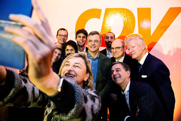 Een selfie van de CD&V-top met partijvoorzitter Joachim Coens in het midden. Beeld BELGA