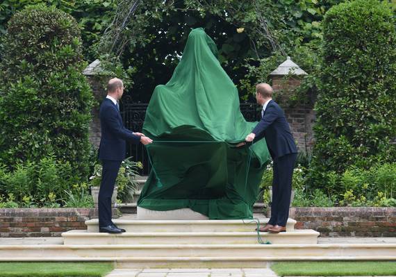 William en Harry onthullen samen nieuw standbeeld van prinses Diana