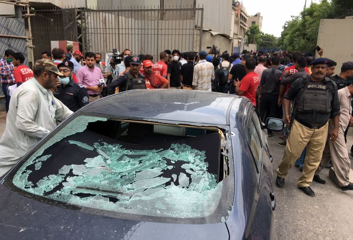 Chaos rond het beursgebouw van Karachi, de grootste stad van Pakistan.