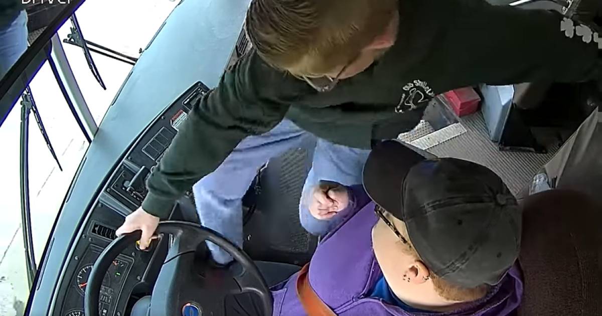 Adolescente americano (13) salva lo scuolabus dopo che l’autista è svenuto |  All’estero