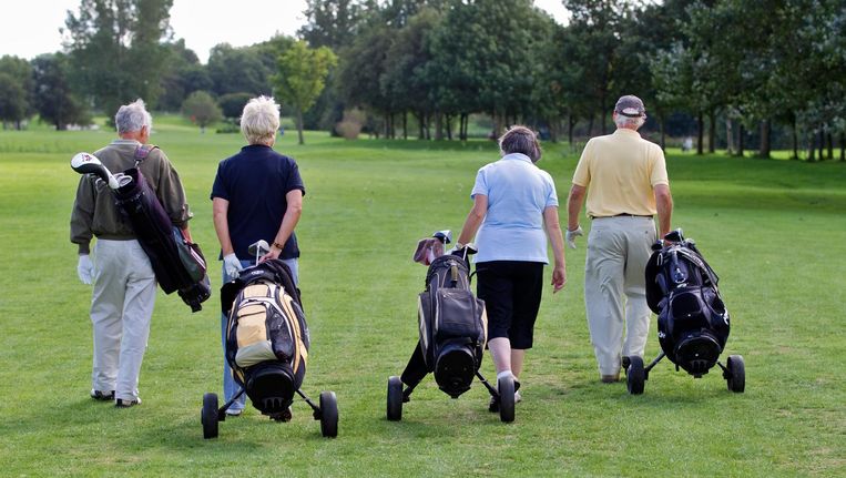 Ouderen spelen golf in Amsterdam. Beeld anp
