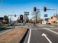De huidige oversteek voor fietsers op de drukke kruising van de N348 (Deventerweg) met de Lochemseweg naar Epse, rechts.
