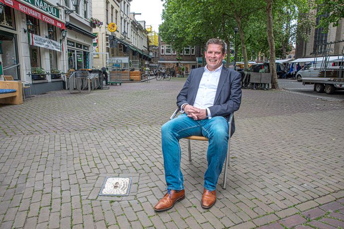 Als de terrassen vanaf 1 juni weer open mogen, wil Zwolle ze in de binnenstad volop de ruimte geven. Het college van B en W praat daar dinsdag over. Volgens wethouder René de Heer is het niet ondenkbaar dat automobilisten tijdelijk van bepaalde plekken worden geweerd.