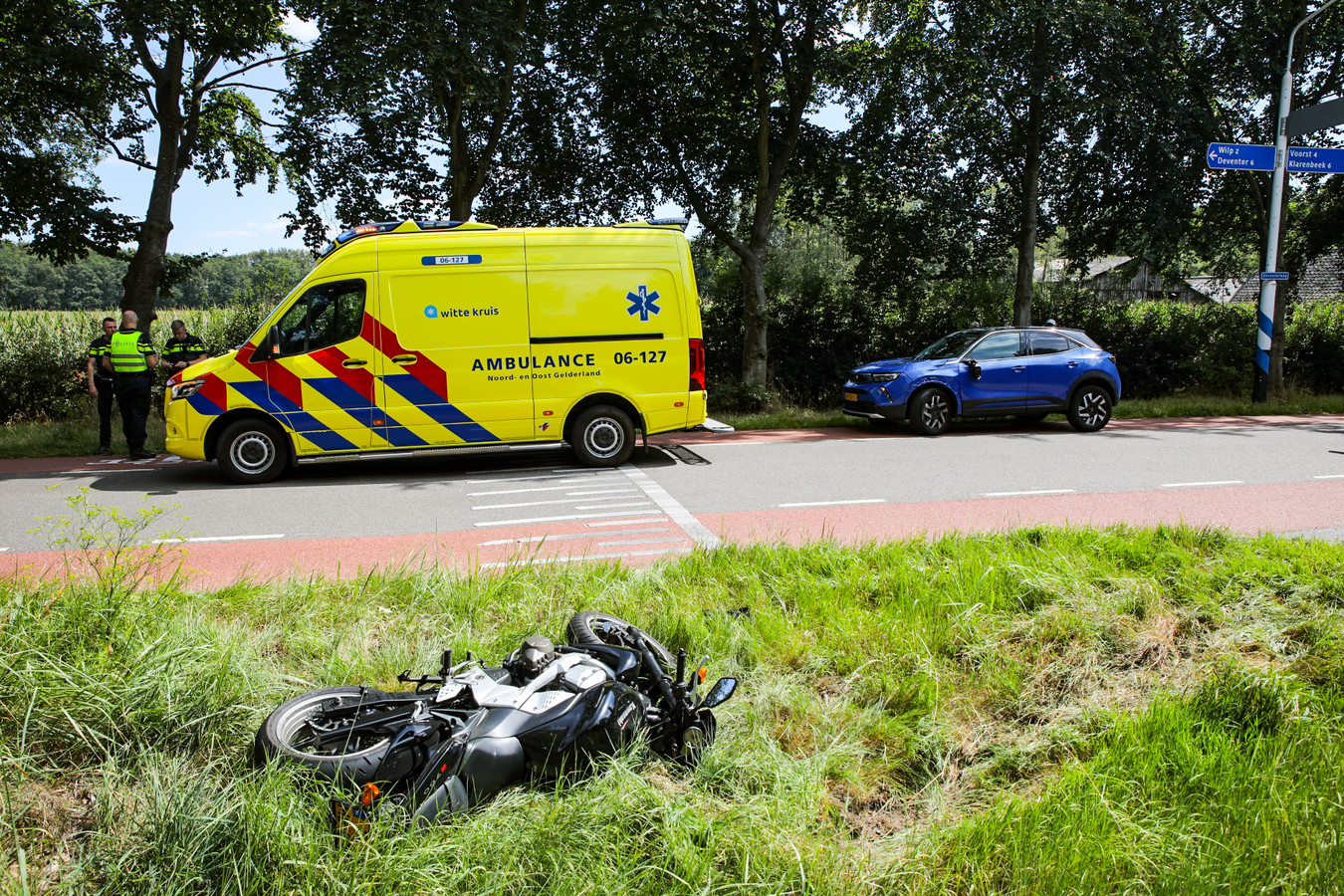 Een motorrijder is gewond geraakt na een botsing op de Zutphenboerlaan in Voorst.