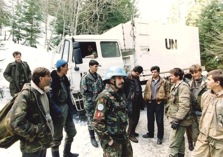 Nederlandse militairen in gesprek met Bosnische strijders in Vares, maart 1994. Beeld EPA