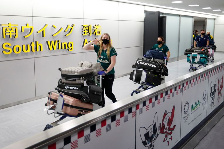 Het Australische softbalteam komt aan in Tokio. Beeld AP
