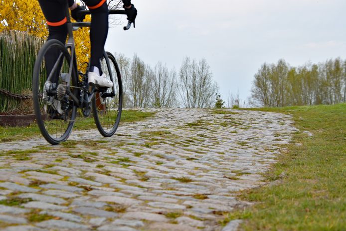 Een eeuwenoude kasseienweg nabij Clinge.
