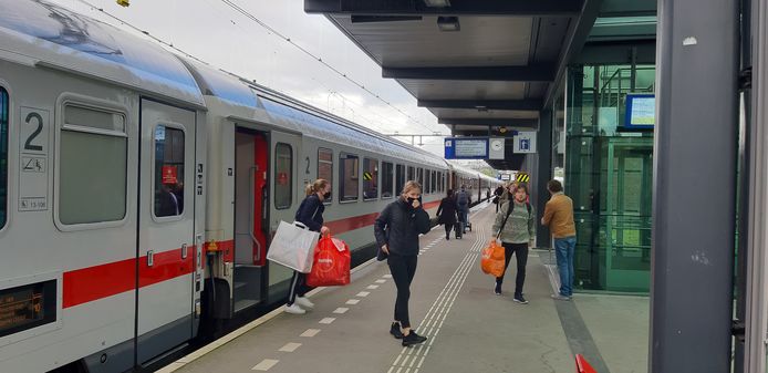 De internationale trein naar Berlijn op station Deventer.